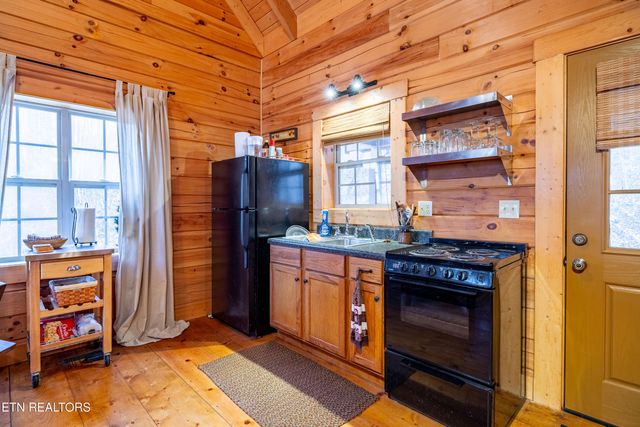 438 Starr Mountain Rd, Tellico Plains, TN 37385