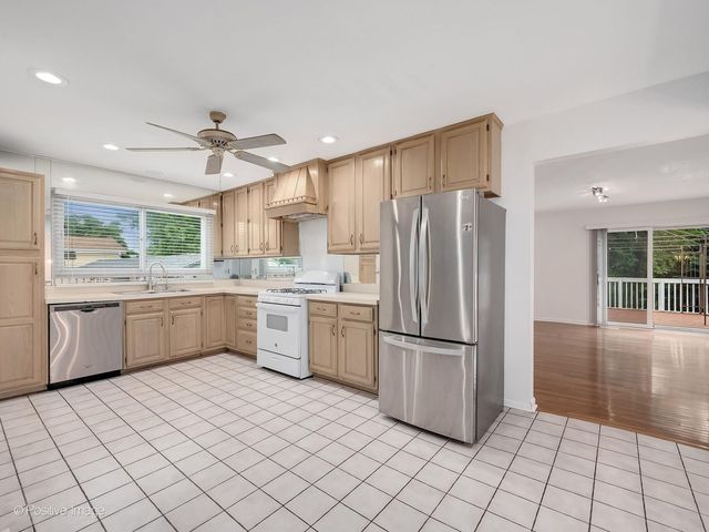 290 LOVELAND Drive, Glendale Heights, IL 60139