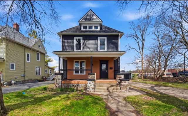 645 E Calhoun Street, Woodstock, IL 60098