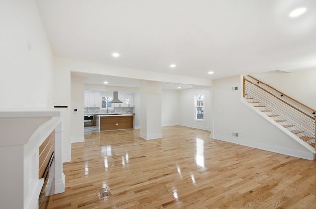 645 E Calhoun Street, Woodstock, IL 60098
