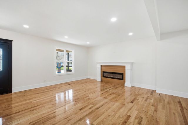 645 E Calhoun Street, Woodstock, IL 60098