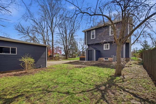 645 E Calhoun Street, Woodstock, IL 60098