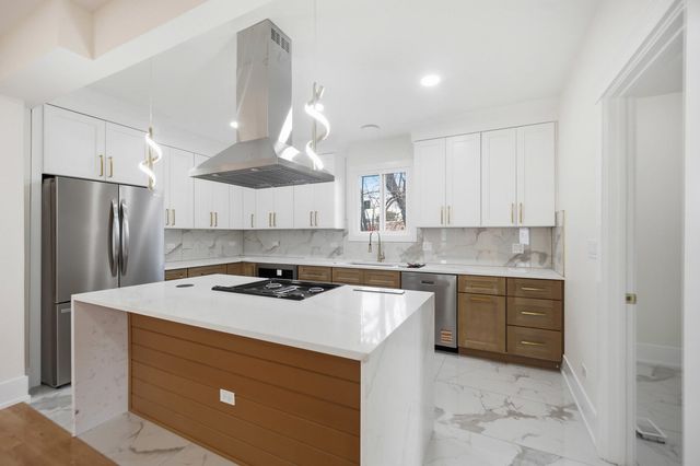 645 E Calhoun Street, Woodstock, IL 60098