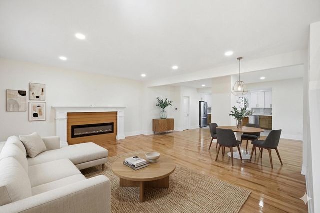 645 E Calhoun Street, Woodstock, IL 60098