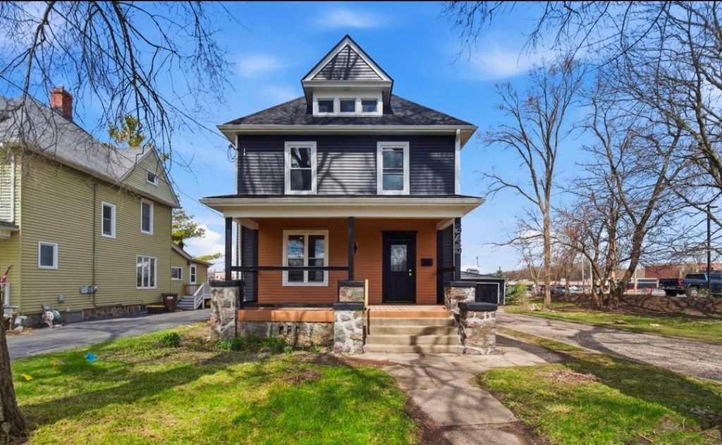 Image 2 of property listing at 645 E Calhoun Street, Woodstock, IL 60098
