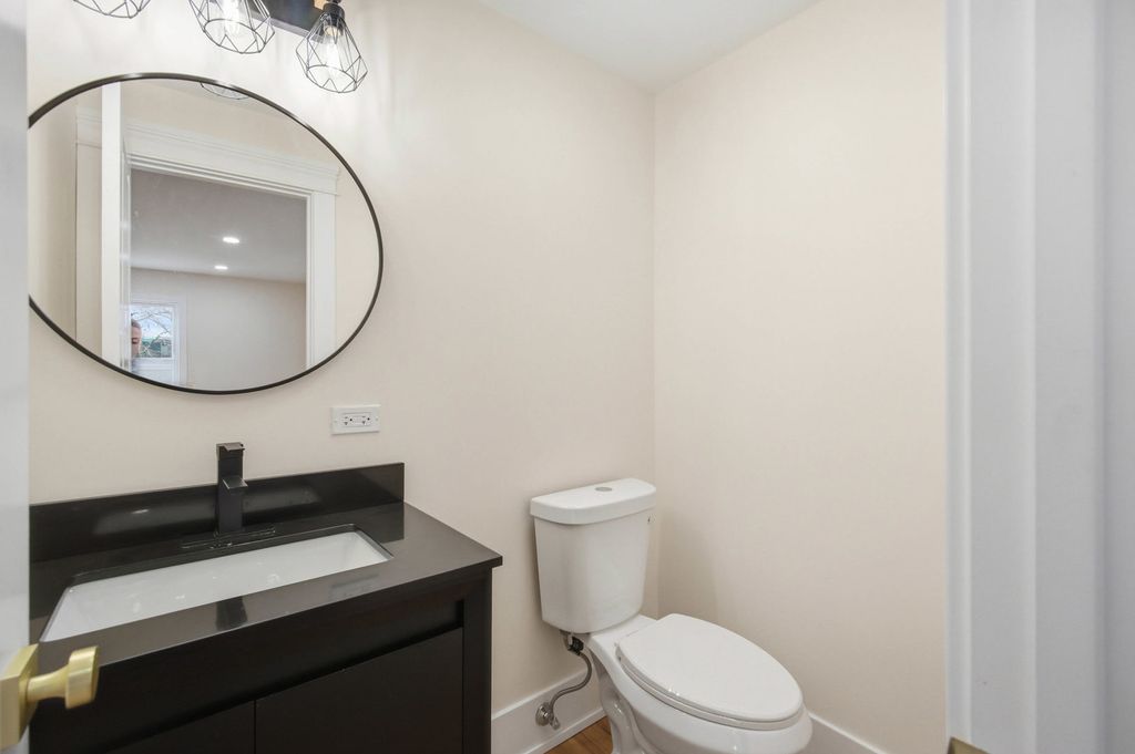 Image 12 of property listing at 645 E Calhoun Street, Woodstock, IL 60098