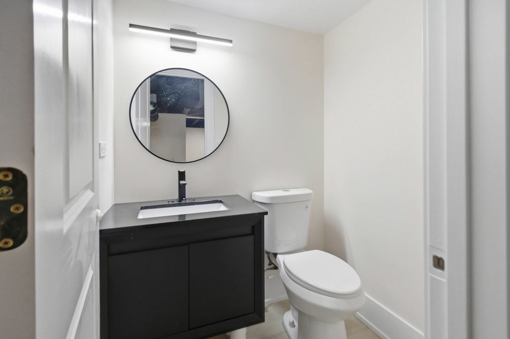 Image 13 of property listing at 645 E Calhoun Street, Woodstock, IL 60098