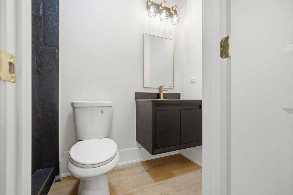 Image 16 of property listing at 645 E Calhoun Street, Woodstock, IL 60098