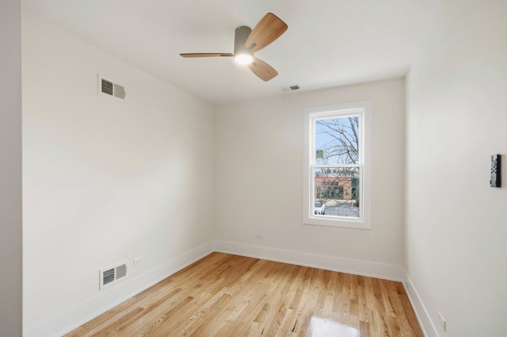 Image 20 of property listing at 645 E Calhoun Street, Woodstock, IL 60098