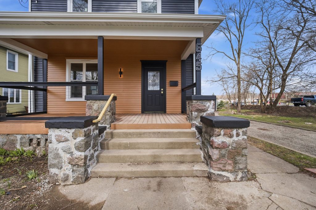Image 3 of property listing at 645 E Calhoun Street, Woodstock, IL 60098