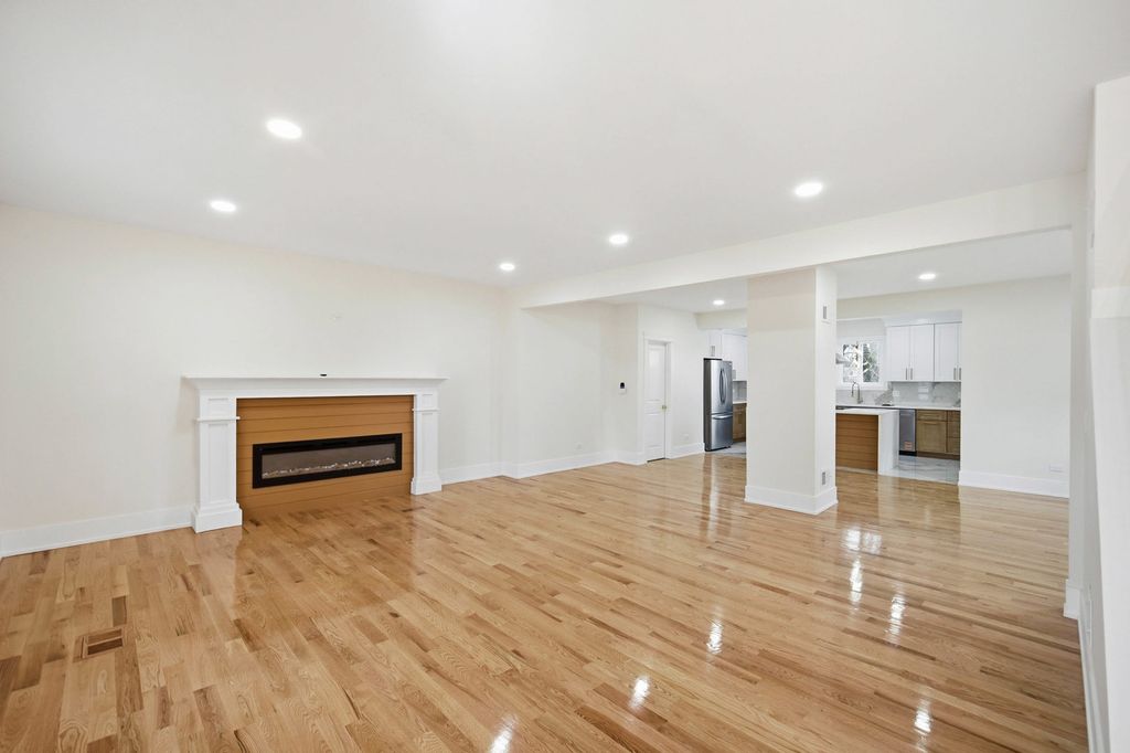 Image 21 of property listing at 645 E Calhoun Street, Woodstock, IL 60098