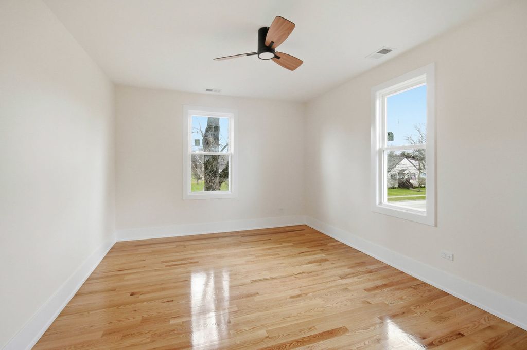 Image 23 of property listing at 645 E Calhoun Street, Woodstock, IL 60098