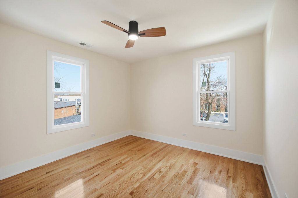 Image 27 of property listing at 645 E Calhoun Street, Woodstock, IL 60098