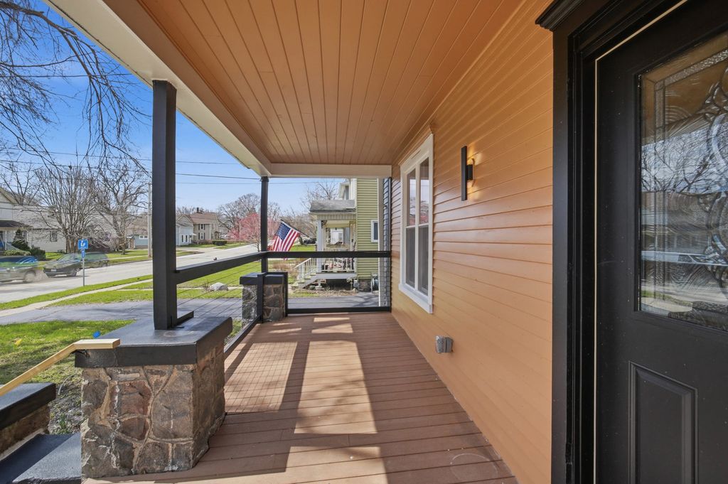 Image 4 of property listing at 645 E Calhoun Street, Woodstock, IL 60098
