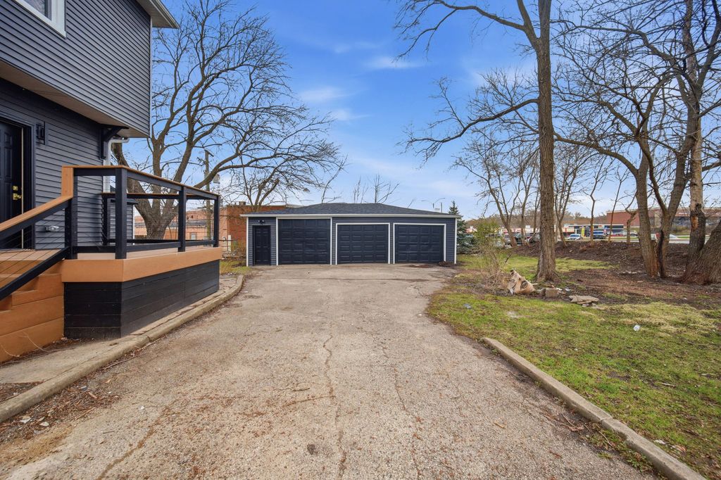 Image 32 of property listing at 645 E Calhoun Street, Woodstock, IL 60098