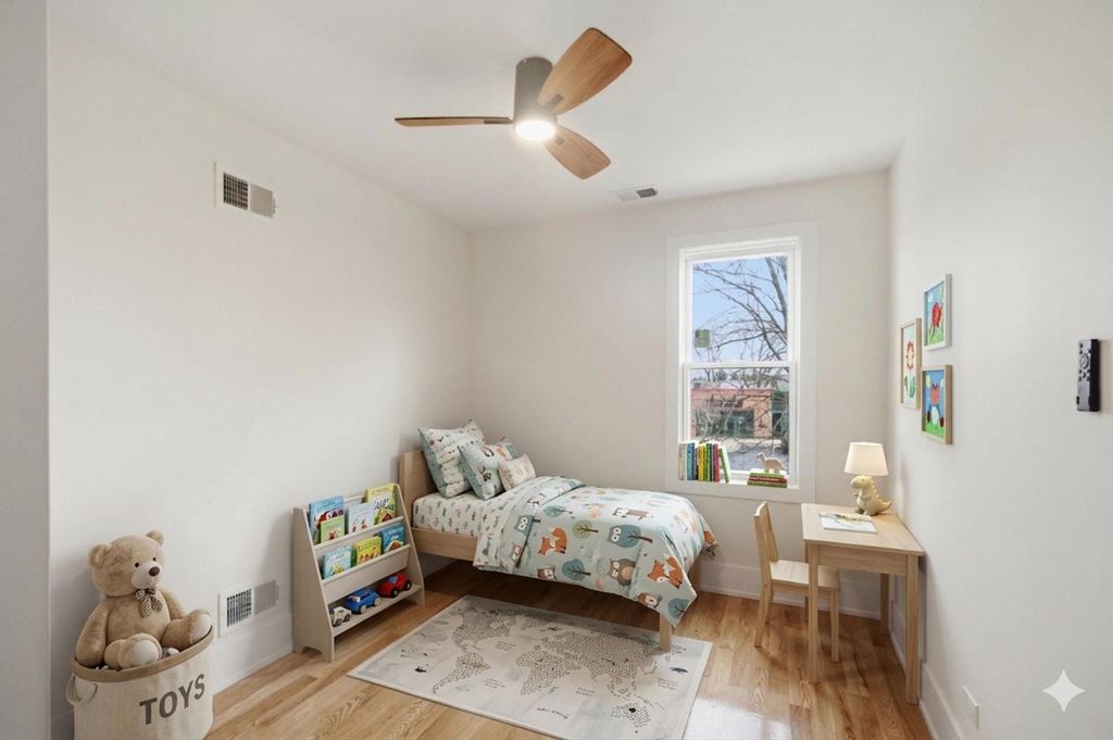 Image 10 of property listing at 645 E Calhoun Street, Woodstock, IL 60098