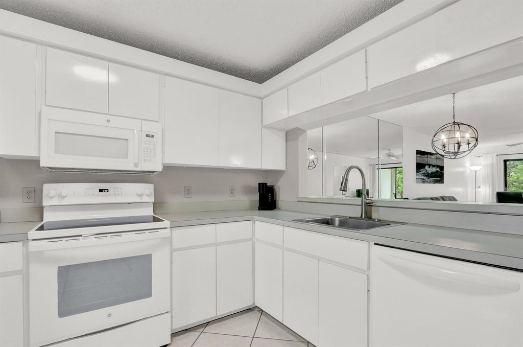 115 Bamboo Road 205, Palm Beach Shores, FL 33404