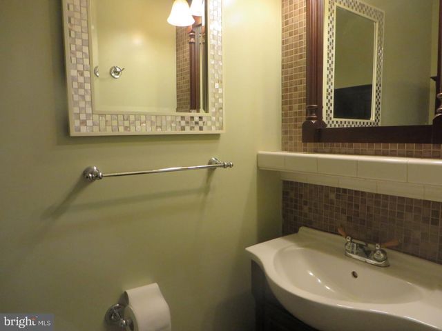 6896 DEER RUN DR, Alexandria, VA 22306