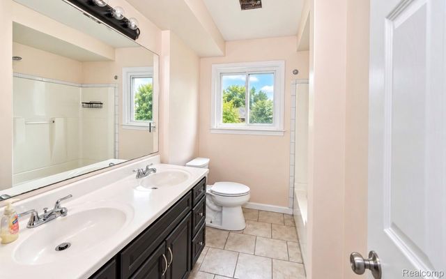 19749 Broadacres Street, Clinton Charter Township, MI 48035