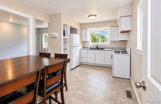 19749 Broadacres Street, Clinton Charter Township, MI 48035