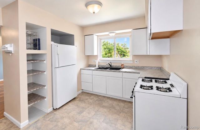 19749 Broadacres Street, Clinton Charter Township, MI 48035