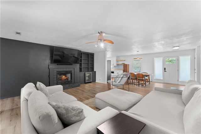 678 N Cato Springs Road, Fayetteville, AR 72701