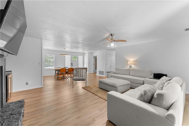 678 N Cato Springs Road, Fayetteville, AR 72701