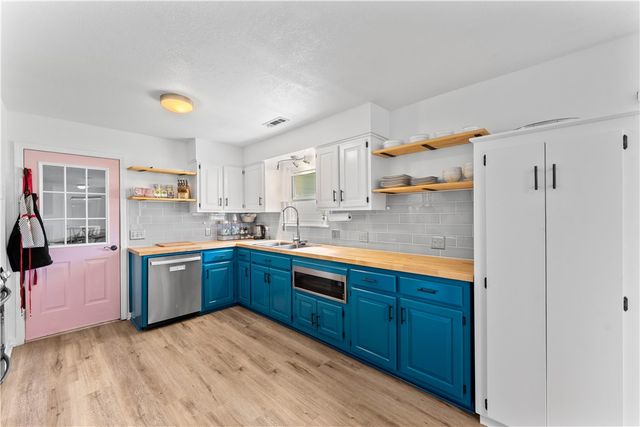 678 N Cato Springs Road, Fayetteville, AR 72701