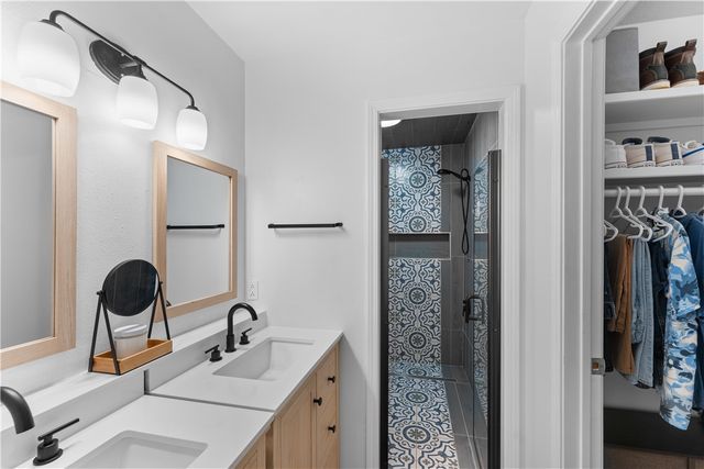 678 N Cato Springs Road, Fayetteville, AR 72701