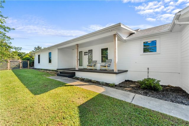 678 N Cato Springs Road, Fayetteville, AR 72701