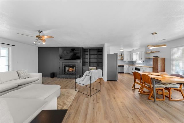 678 N Cato Springs Road, Fayetteville, AR 72701