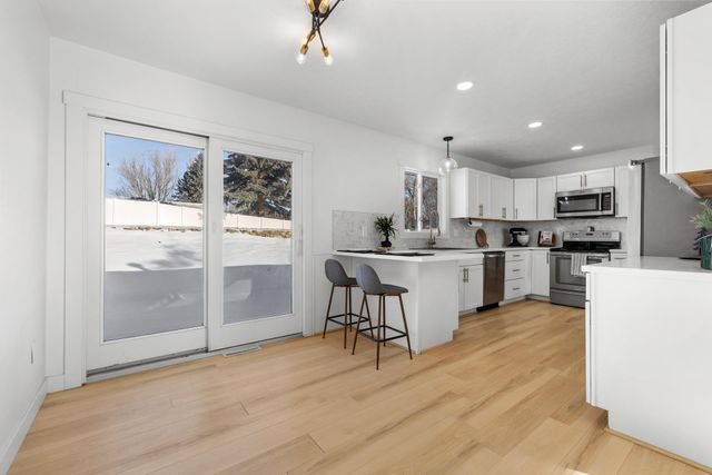 2304 8TH AVE NW, Minot, ND 58703