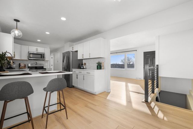 2304 8TH AVE NW, Minot, ND 58703