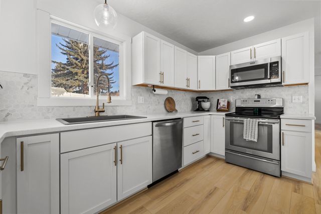 2304 8TH AVE NW, Minot, ND 58703