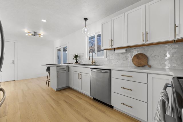 2304 8TH AVE NW, Minot, ND 58703