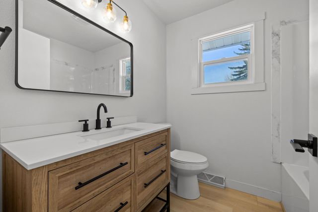 2304 8TH AVE NW, Minot, ND 58703