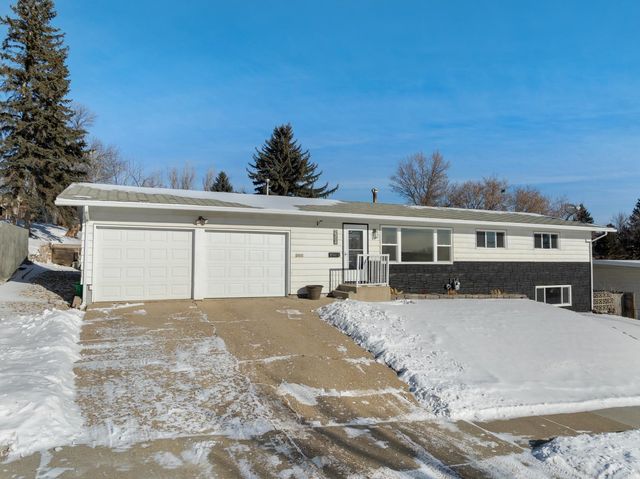 2304 8TH AVE NW, Minot, ND 58703