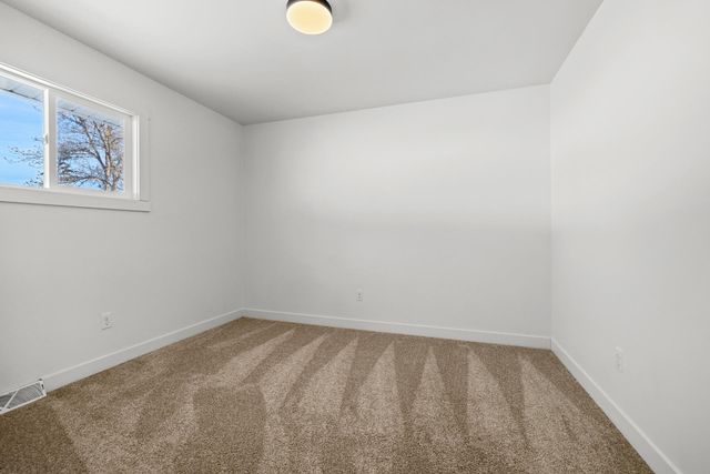 2304 8TH AVE NW, Minot, ND 58703