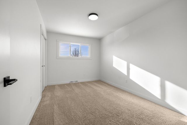 2304 8TH AVE NW, Minot, ND 58703