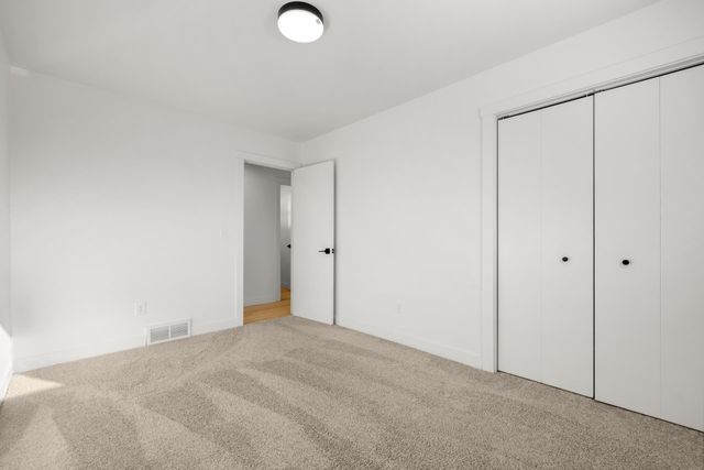 2304 8TH AVE NW, Minot, ND 58703