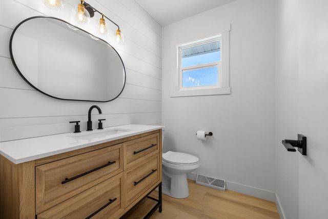 2304 8TH AVE NW, Minot, ND 58703