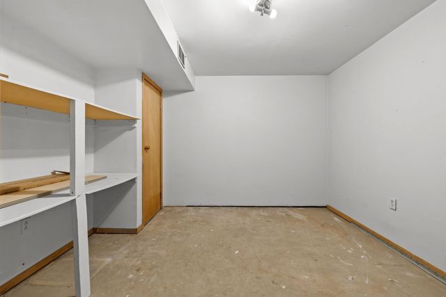 2304 8TH AVE NW, Minot, ND 58703