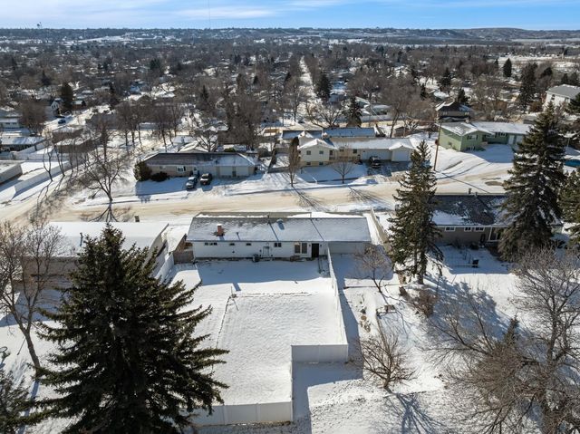 2304 8TH AVE NW, Minot, ND 58703