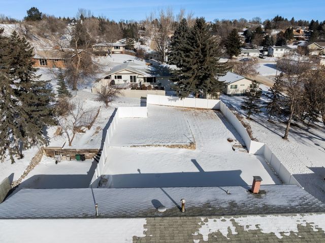 2304 8TH AVE NW, Minot, ND 58703