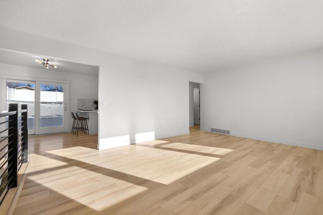 2304 8TH AVE NW, Minot, ND 58703