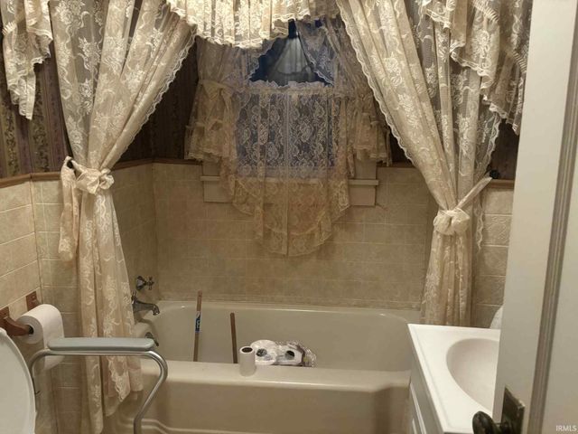 2462 Dixie Highway, Bedford, IN 47421