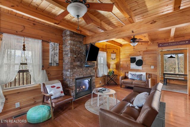 923 Pine Cove Way, Gatlinburg, TN 37738