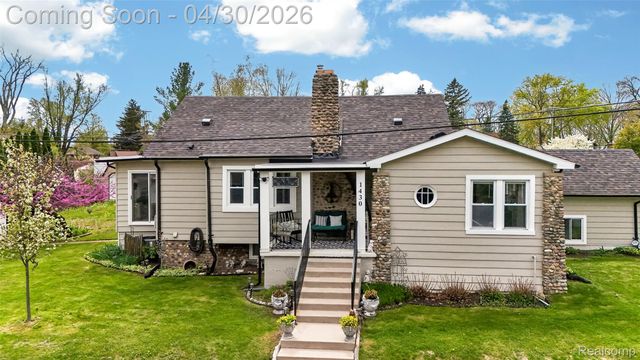 1430 Benvenue Street, Sylvan Lake, MI 48320