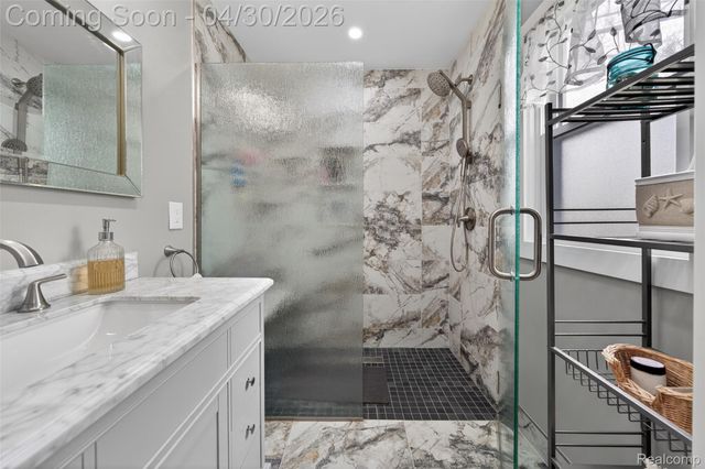 1430 Benvenue Street, Sylvan Lake, MI 48320