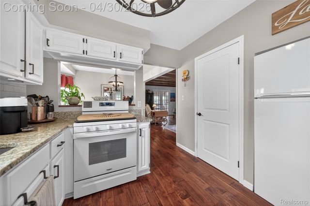 1430 Benvenue Street, Sylvan Lake, MI 48320